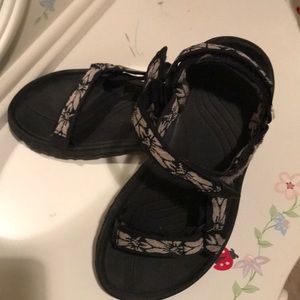 Teva size 6 Hurricane 4 worn 2x cycling in town